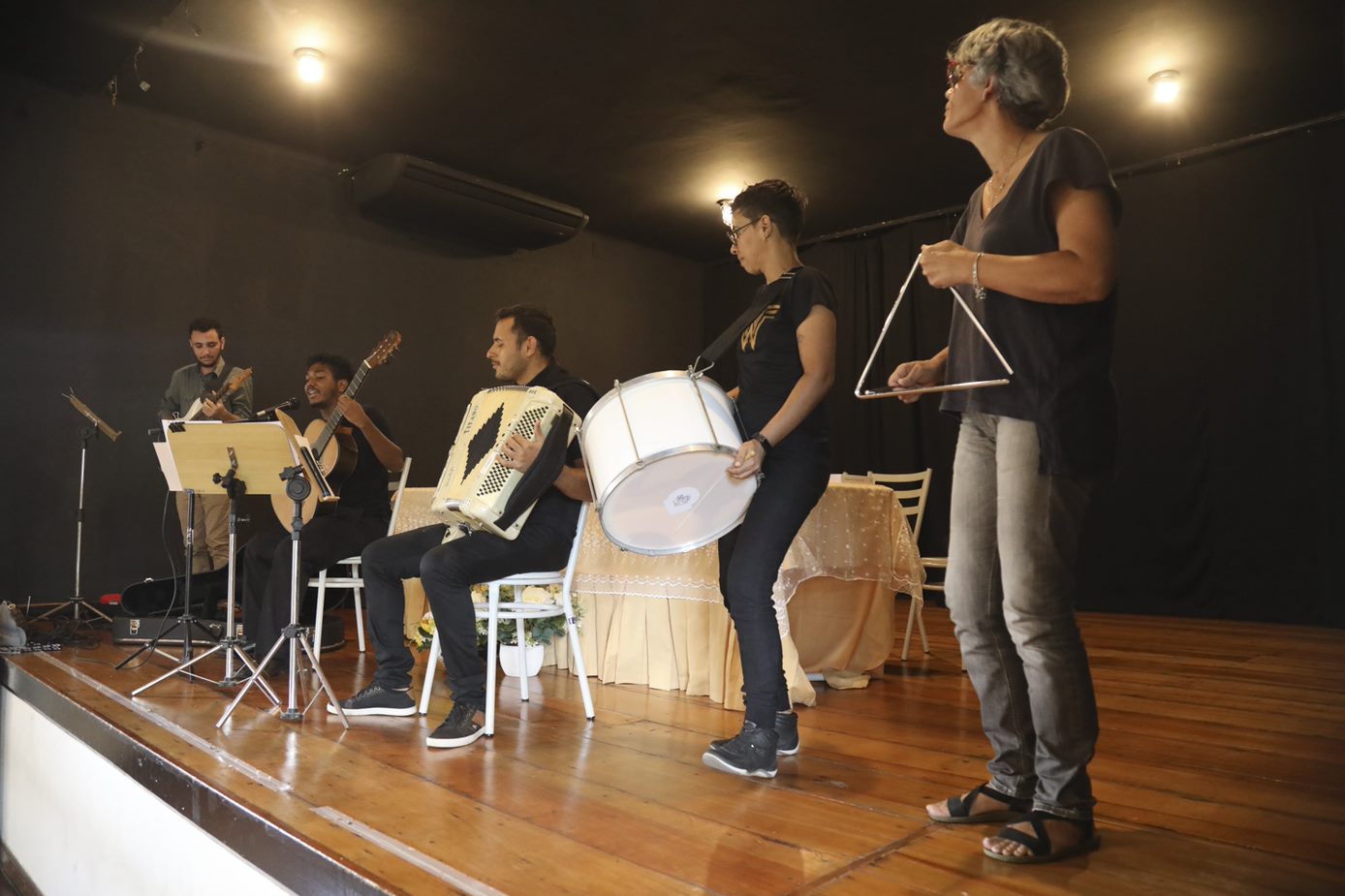 Grupo musical composto por estudantes do curso de Música, "“Do, Te, Cá”", durante lançamento do "Dicionário Global das Religiões no Brasil"  (Fotos: Adilson Andrade/AscomUFS)