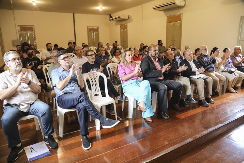 Público lotou o auditório do Cultart para prestigiar lançamento do livro 