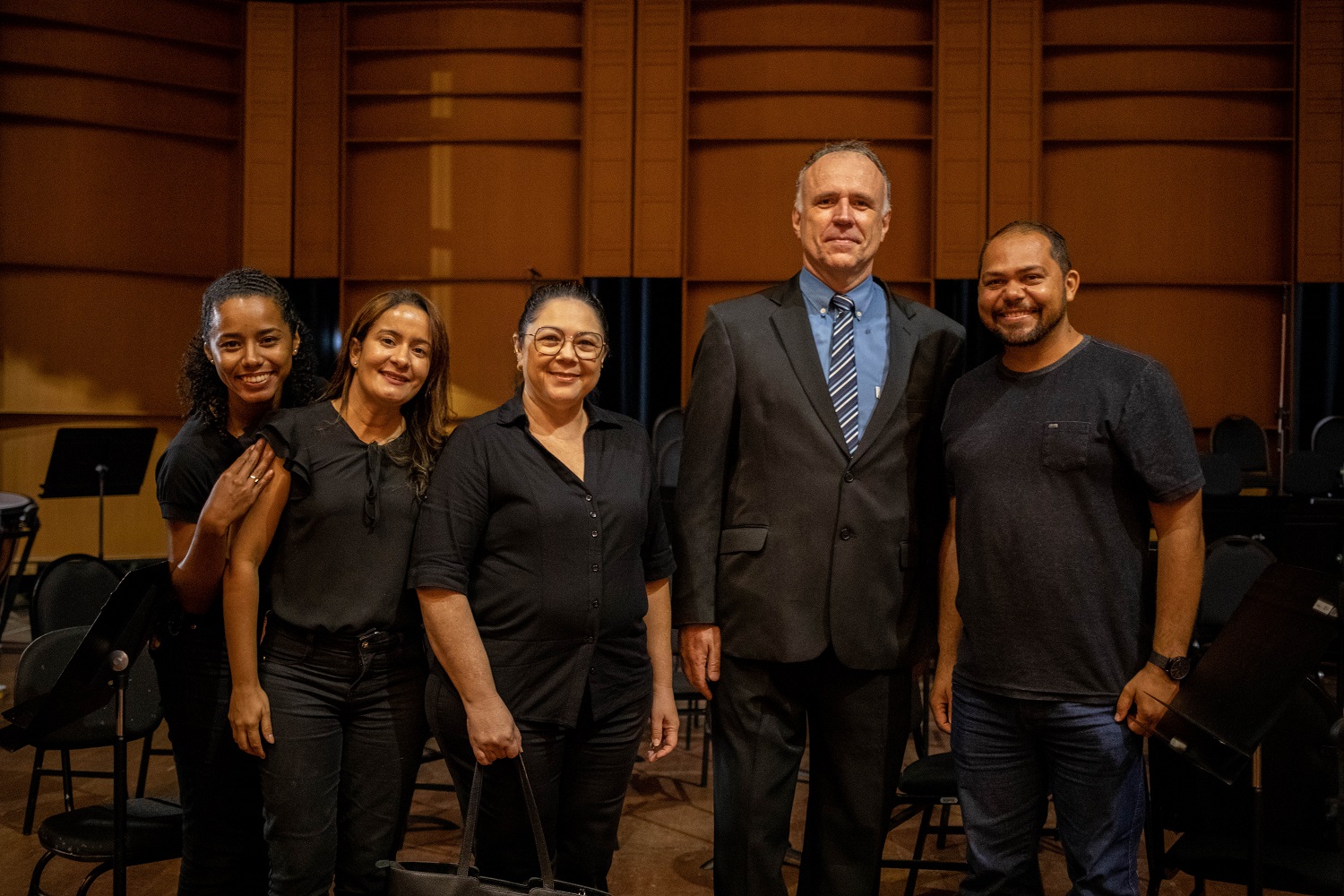 Regente da Orquestra e do Coral, Ion Bressan e parte da equipe de tradutores da Divisão de Ações Inclusivas da UFS. (foto: Elisa Lemos/Ascom UFS)