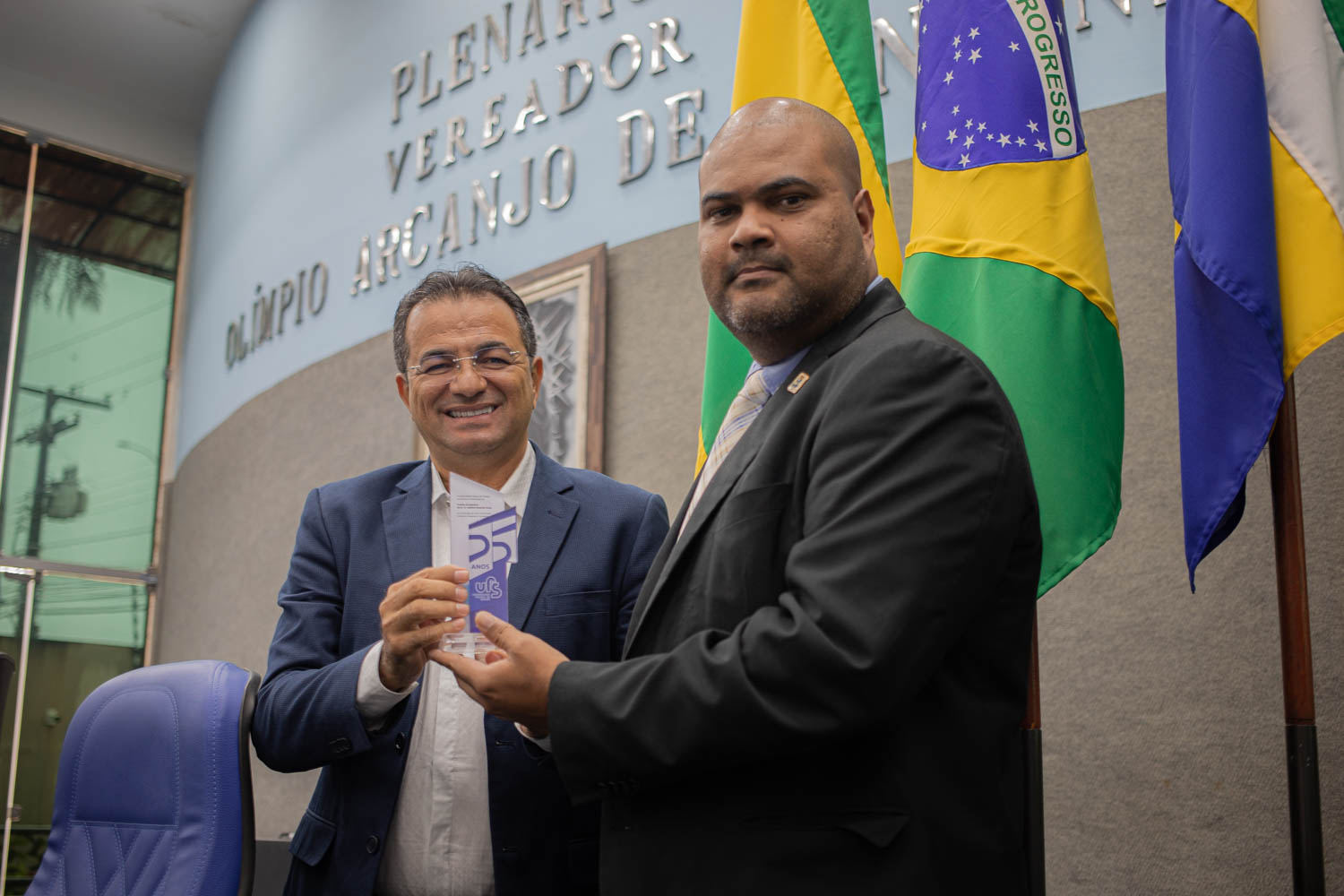 Prefeito recebe homenagem pelas mãos do reitor da UFS.