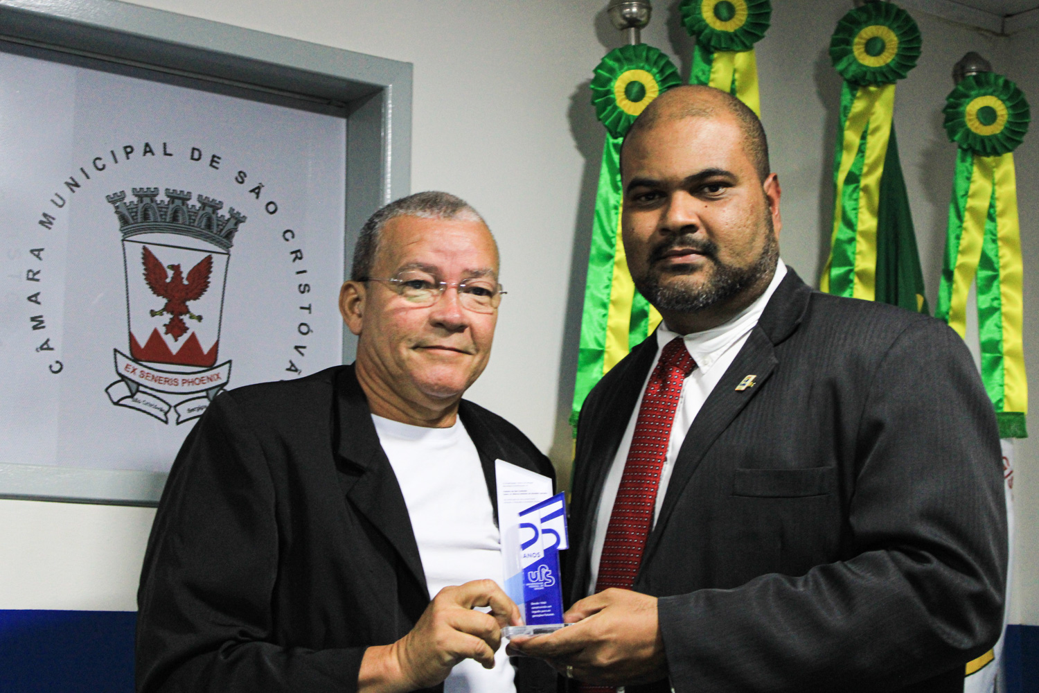 Secretário municipal de relações institucionais, Morgan Prado, representando a prefeitura de São Cristóvão, recebeu placa alusiva aos 55 anos da UFS.